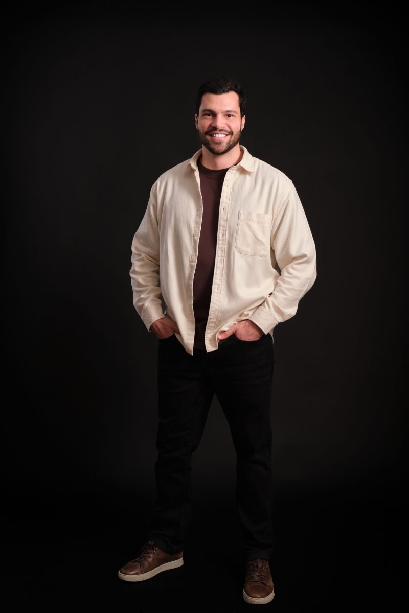 Personal branding portrait of Murilo Tavares for website and social content